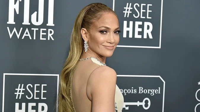 Jennifer Lopez luôn làm sạch da mặt
