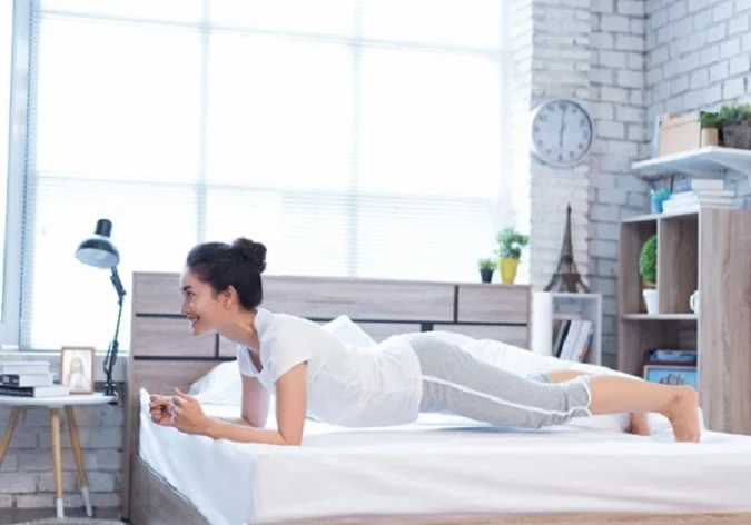 Plank - Bài tập giảm mỡ bụng trên giường siêu hiệu quả