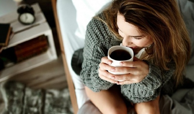 Uống rượu, cà phê vào buổi tối ảnh hưởng đến giấc ngủ