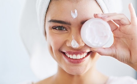 Chỉ dùng kem dưỡng ẩm và make up có thành phần chống nắng là không đủ để bảo vẹ da