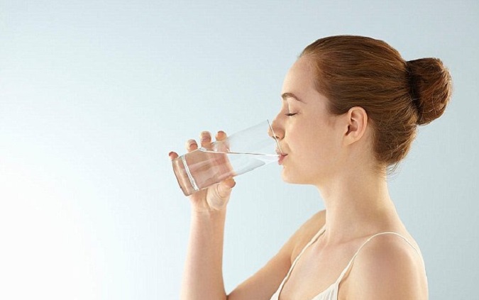 Uống đủ nước là cách chăm sóc da đơn giản tuổi 30