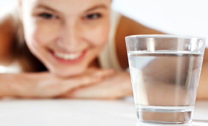 Uống nước giúp phòng tránh da khô mùa đông 
