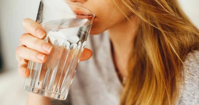 Uống nước trước bữa ăn là cách giảm cân tại nhà vô cùng đơn giản 