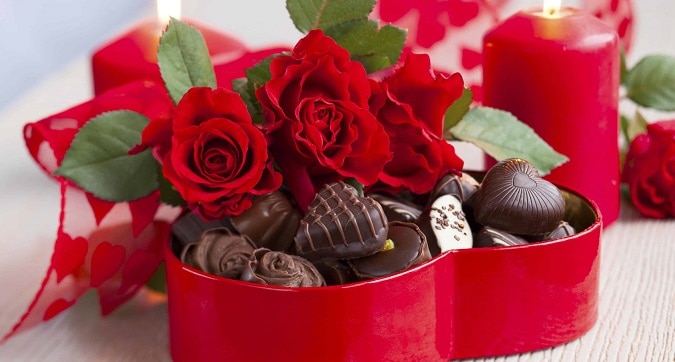 Hoa và sô cô  la là món quà ý nghĩa ngày  lễ tình nhân 