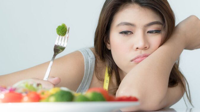 8 tác hại không ngờ khi bạn nhịn ăn để giảm cân